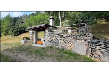 Crocevia di sentieri sul limitare della case di Pian Suffì (foto: M. Caparello)