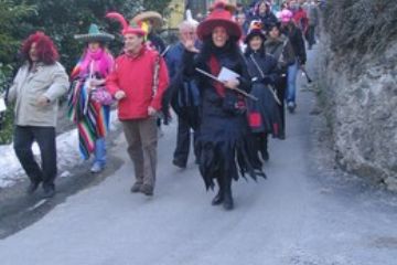 Ogni anno, in occasione del Carnevale, viene organizzata la tradizionale BALANDRAN-NA, passeggiata delle BARBOUIRHES (maschere) per le vie del Paese, accompagnata dalla Banda Musicale di Venaus