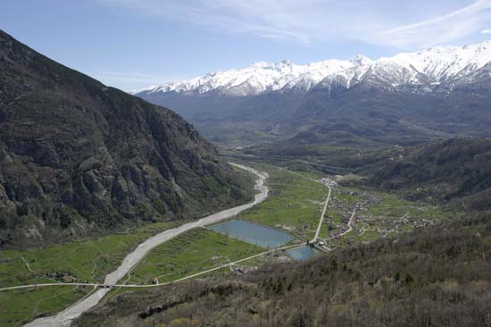 La valle della Cenischia dove la strada passa sul territorio di Venaus