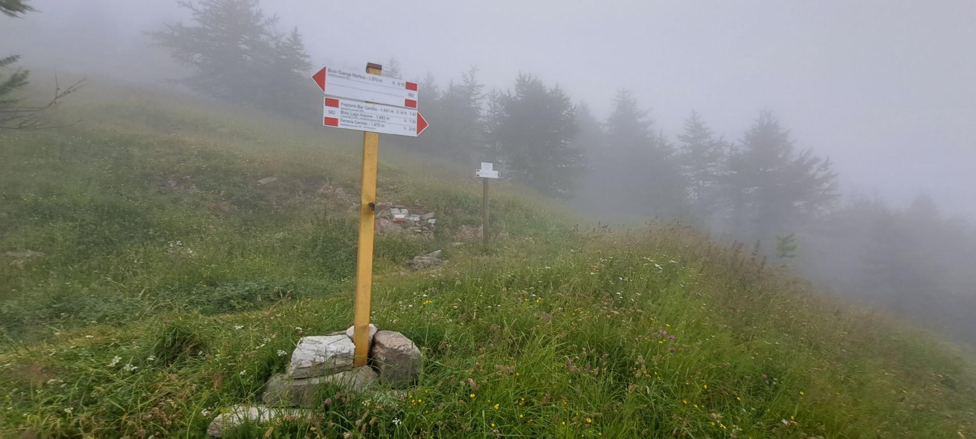 Intersezione tra i percorsi 582 e 582A in località Grange Marzo, salita verso il Rifugio Avanzà (foto: M. Caparello)