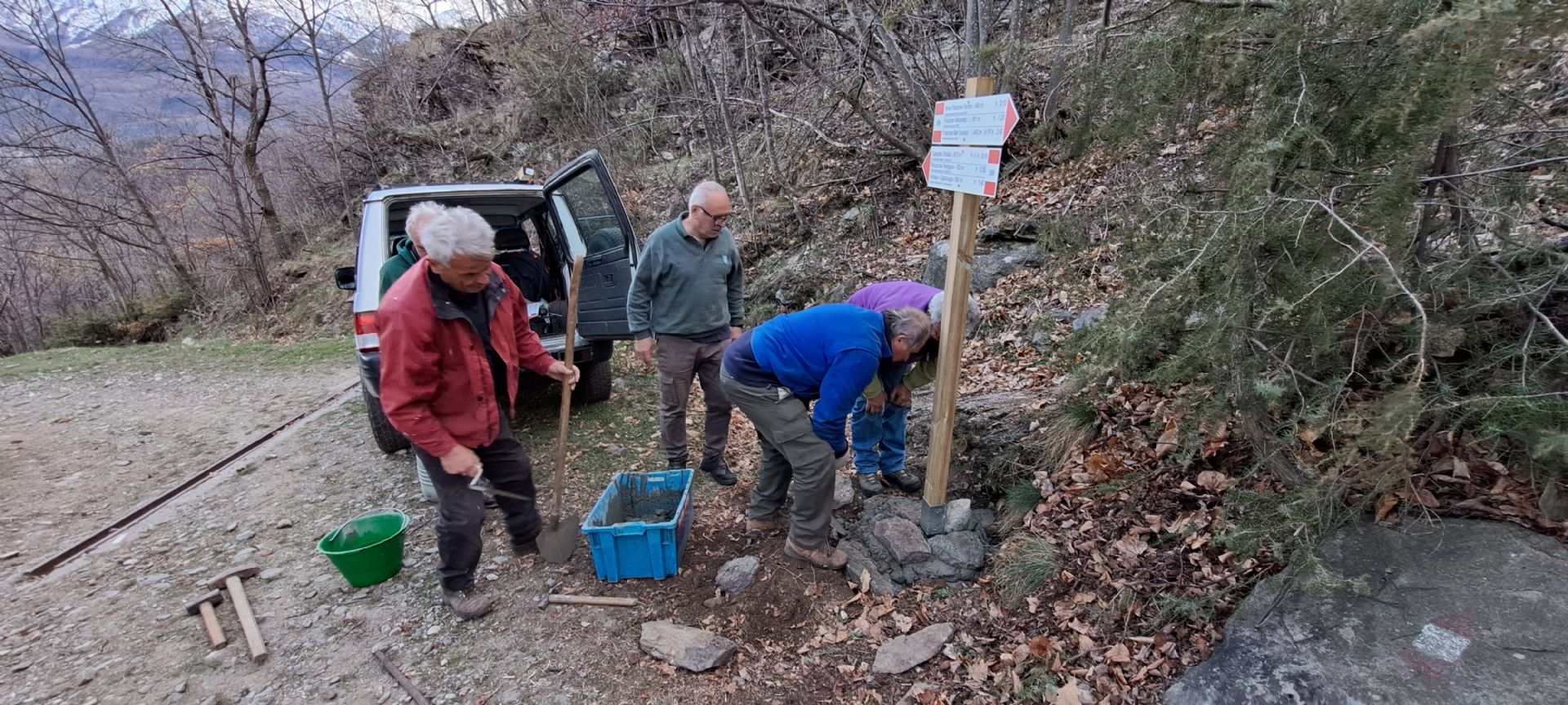 Lavori di posa della segnaletica su un tratto del percorso 586 "Sentiero dei Gufi" (foto: M. Caparello)