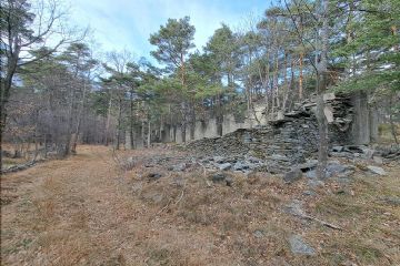 Le rovine del manufatto settecentesco attribuibile ad un sistema carcerario (foto: M. Caparello)