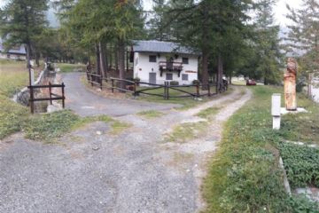 Imbocco del 591A proprio in mezzo alle case di Bar Cenisio (foto: M. Caparello)