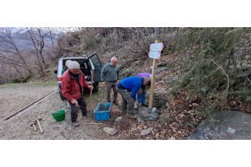 Lavori di posa della segnaletica su un tratto del percorso 586 "Sentiero dei Gufi" (foto: M. Caparello)