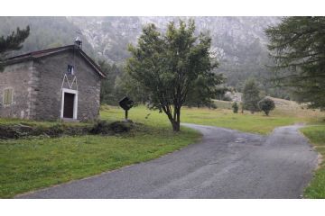 L'antica cappella della Madonna della Neve nel cuore della conca di Bar Cenisio. (foto: M. Caparello)