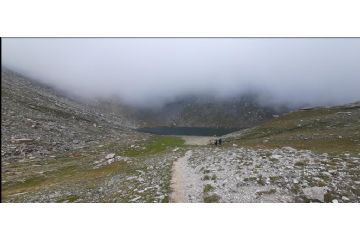Il suggestivo Lago della Vecchia nella tipica sua veste ammantata dalle nuvole (foto: M. Caparello)