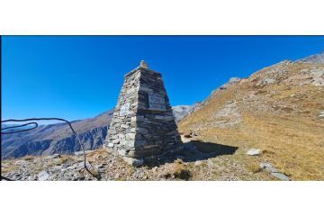 Il caratteristico tronco di cono in pietra del Passo Avanzà, recentemente restaurato dalla Pro Loco di Venaus, su cui sono ancora visibili le targhe storiche incise dal Genio Militare. (foto M. Caparello)
