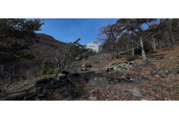 Oltre Altero, il sentiero svela il profilo solenne e imponente del Monte Giusalet (foto: M. Caparello)