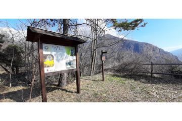 In località Tirabò, uno dei pannelli del percorso naturalistico autoguidato (foto: M. Caparello)